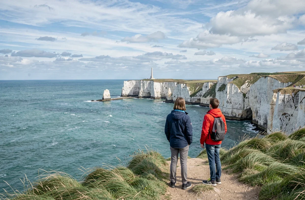 Famille au bord des falaises des Deux Caps avec vue sur la Manche dans le Pas-de-Calais